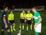 L'arbitro David Sepanto con i due capitani
